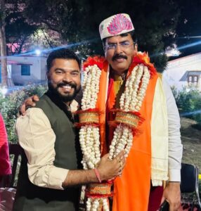 मिथिला के दो लाल को मंत्री मंडल मे शामिल करने से सम्पूर्ण मिथिला का बढ़ा सम्मान :अंकुर गुप्ता दरभंगा। जिला महामंत्री सह जिला 20 सूत्री सदस्य अंकुर गुप्ता ने मिथिला के दो लाल का सम्मान करते हुए कहा मिथिला की पवित्र भूमि दरभंगा शहरी विधानसभा से 1977 के बाद आज ऐसे कर्म योद्धा को मंत्रिमंडल में स्थान दिया गया। जो लगातार 5 बार से विधायक के रूप में जनता की सेवा को कर रहे हैं और केंद्र सरकार एवं बिहार सरकार के द्वारा राजस्व एवं भूमि सुधार का दायित्व दरभंगा नगर विधायक, संजय सरावगी के कंधों पर एनडीए के द्वारा विश्वास कर दिया गया। और साथ ही जाले से लगातार दो बार के विधायक और दूसरी बार जीवेश कुमार कोई मंत्री बनाया गया है। जो बहुत ही ज्यादा ख़ुशी व गर्व करने की बात है। जीवेश कुमार को पिछली बार भी मंत्रिमंडल में स्थान मिला और इस बार नए विस्तार में फिर उन्हें नगर विकास एवं आवास मंत्री का जिम्मेदारी दी गई है। जिसके लिए समस्त मिथिला वासी शीर्ष नेतृत्व का आभार व्यक्त करते हुए यह कह रहे हैं मिथिला के साथ संपूर्ण बिहार में विकास की जो रेखा दौड़ेगी या एक नया इतिहास रचेगी।